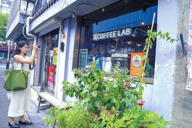 探索小巷隐藏特色小店，最新QQ网名推荐