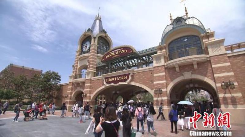 上海迪士尼乐园，扑克牌禁令背后的变化、自信与成就感之旅