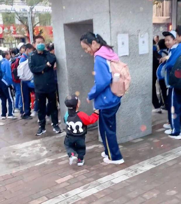 一岁弟弟家门口等待三岁姐姐放学归来的温馨瞬间