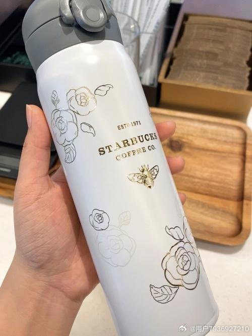 奶奶的旅游与购物之旅，自信与成就感的体现