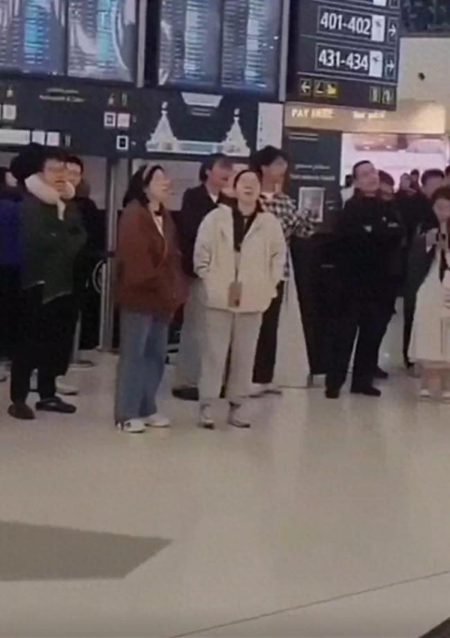 中国游客英文口号热议，一句口号引发广泛关注