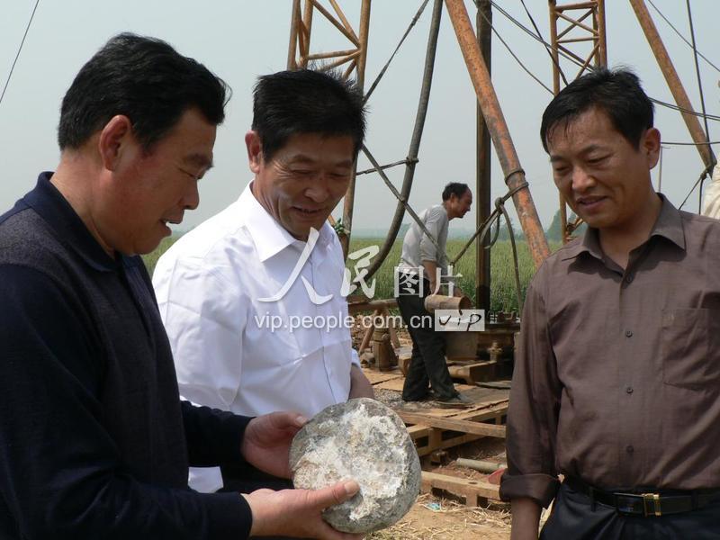 揭秘提升一肖一码100_天安门下半旗悼念吴邦国同志,数据整合策略解析_交互版60.85.50