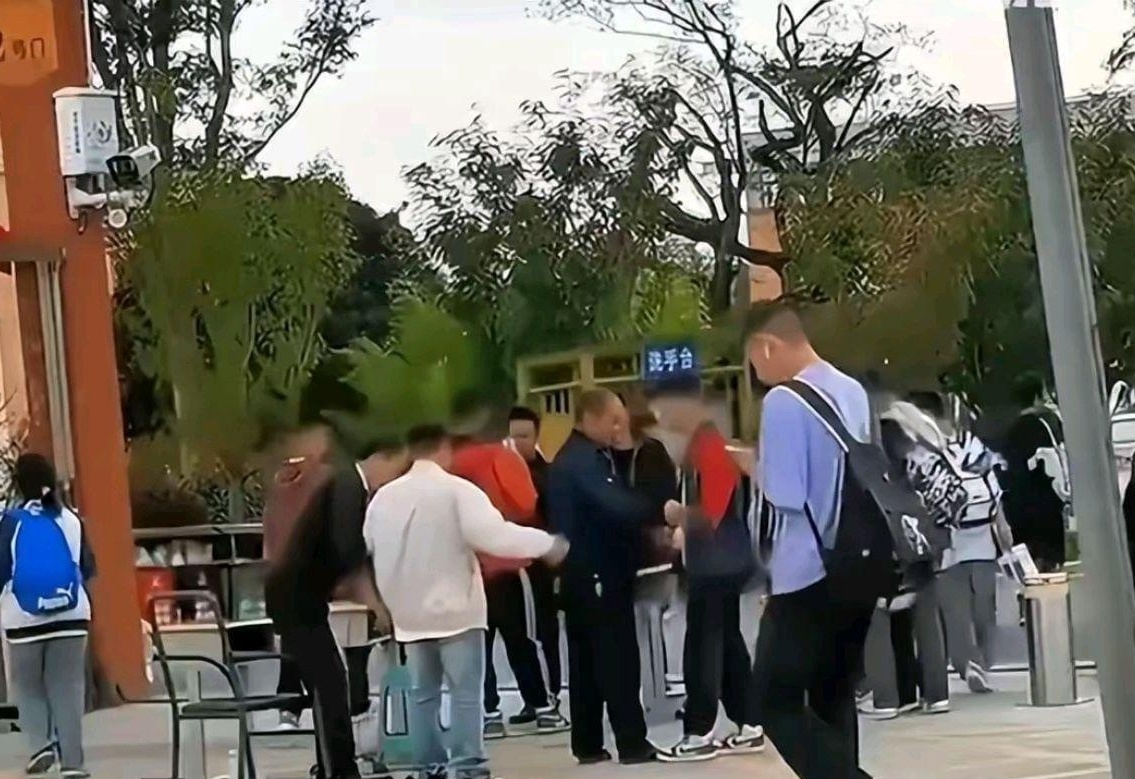 学生进校搜身事件引热议，校方的回应与公众的思考