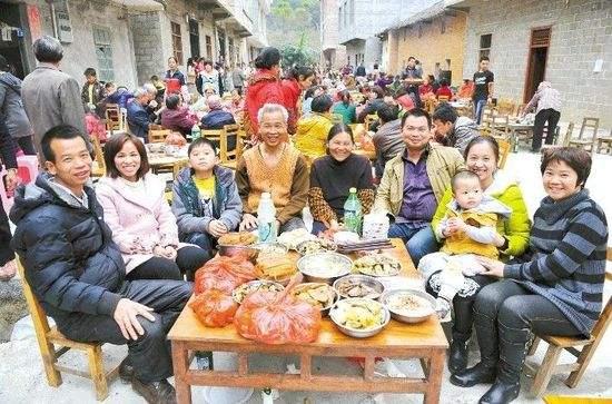 奢侈品牌跨界推出天价芹菜包，时尚与环保的完美结合之旅