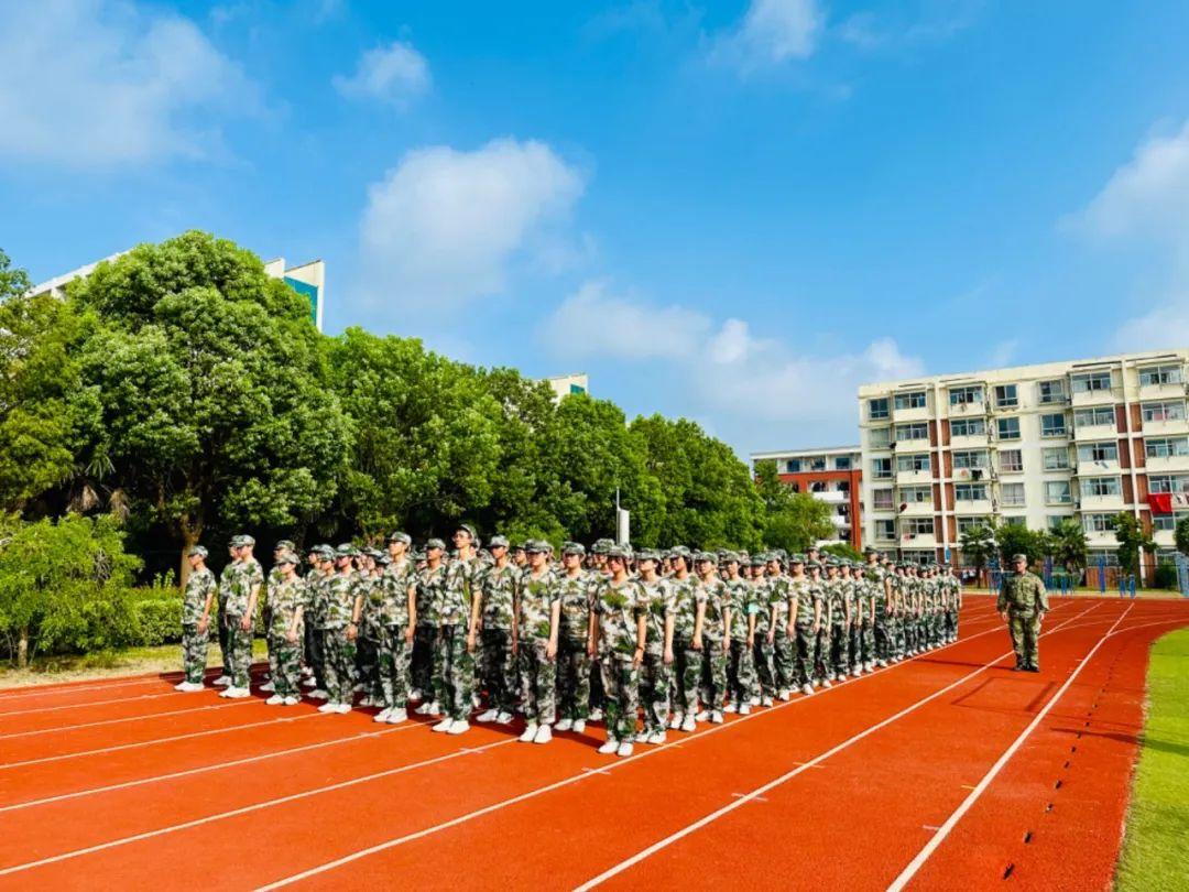 当代军魂风采，2015最新军人帅气图片展示