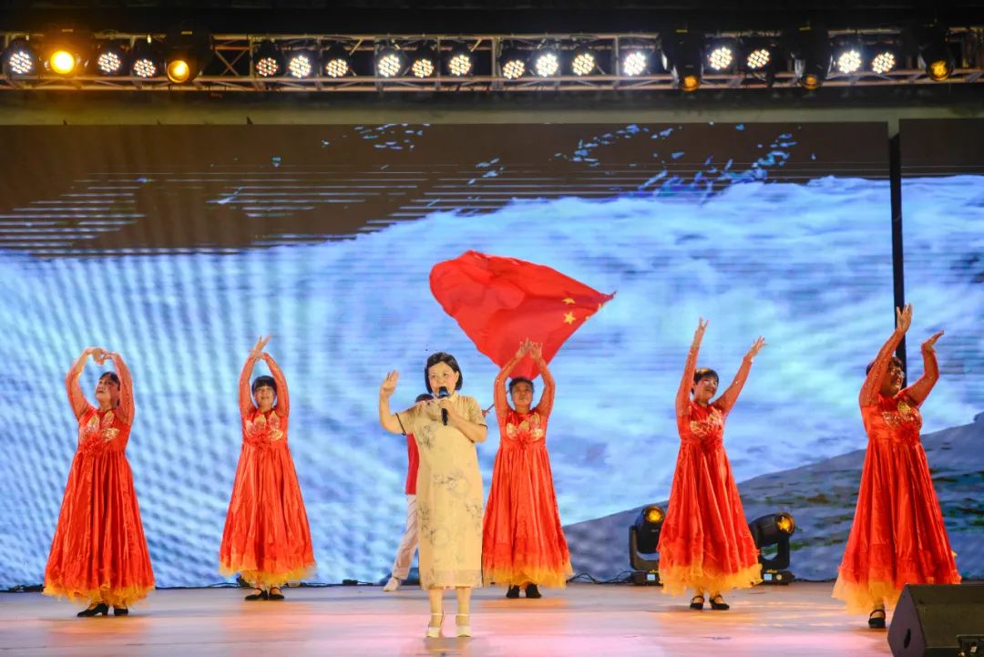 姜有利与王冬最新演出，变化、学习与自信的力量展现舞台魅力