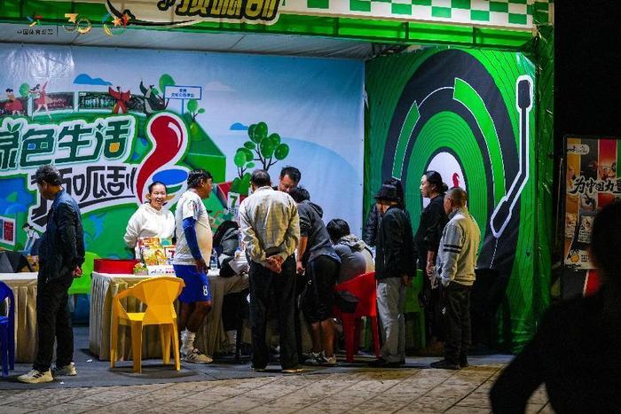 老甲A比赛，小巷热血战场与特色小店的独特魅力