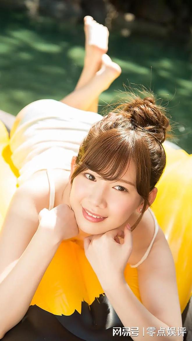 明里柚崭露头角，时代舞台上的璀璨新星