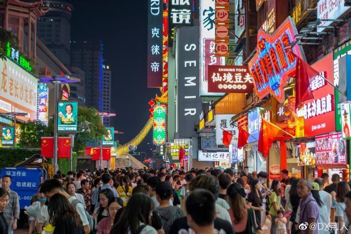 英雄大作战最新破解版揭秘，小巷里的神秘乐园探险之旅